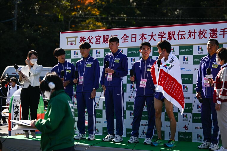 アナウンサーの隣、選手では一番左にいるのが山川　©Nanae Suzuki