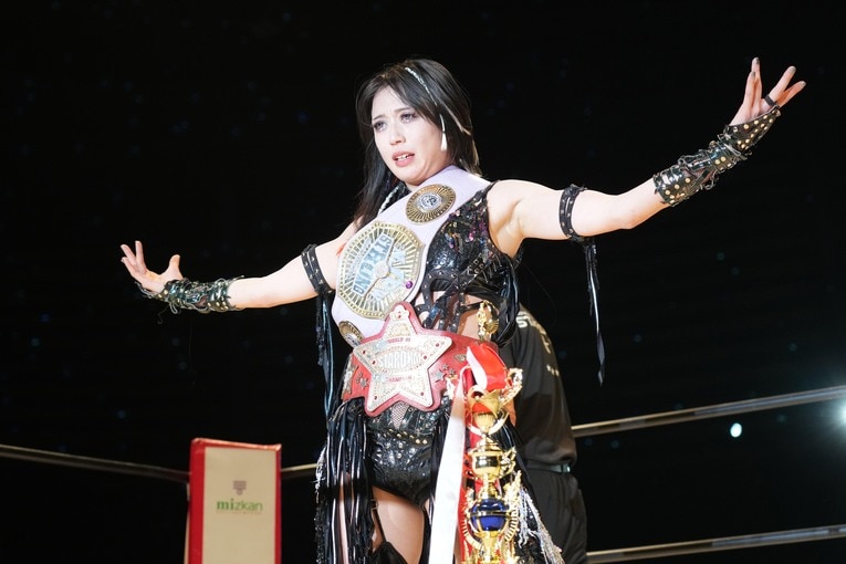 王座防衛に成功した上谷沙弥　©Essei Hara