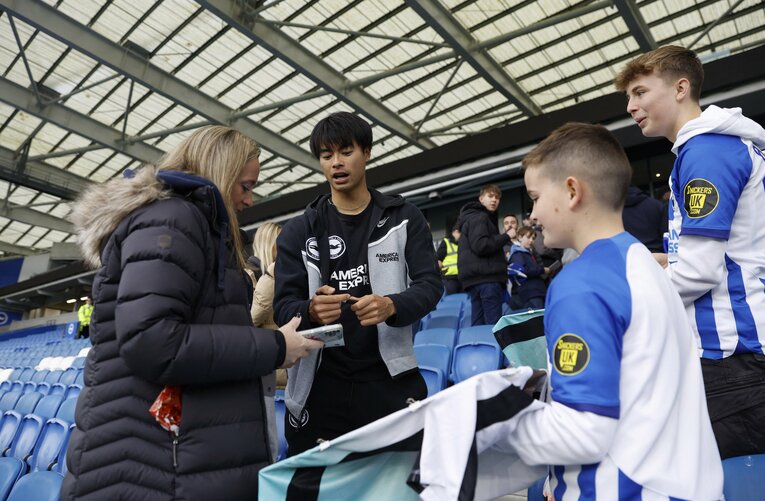 シェフィールド戦の試合前にはファンサービスに応える姿も（1枚目／全2枚）　©AFLO