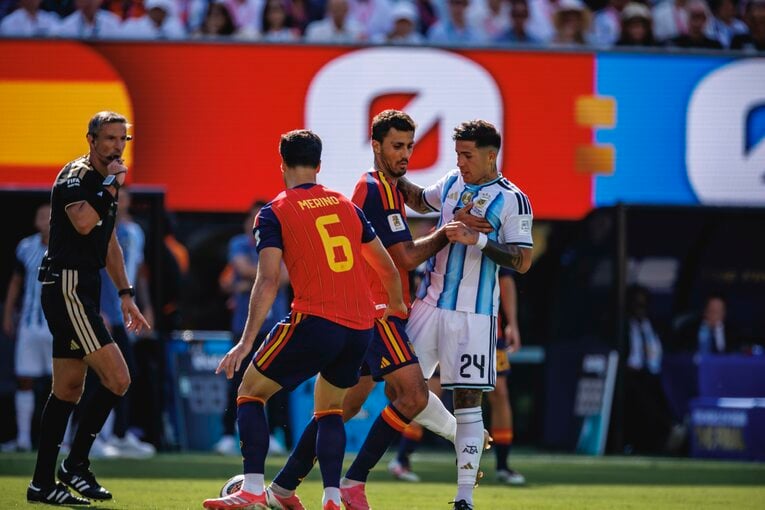 テレビ映像では伝わり切らないアルゼンチンvsスペインの決定的瞬間…写真は右に続きます　©Kiichi Matsumoto/JMPA