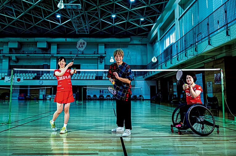 豊田まみ子（左）と小倉理恵が打ち込むパラバドミントンの世界に、香取慎吾は驚きの連続だった。 ／ photograph by Takuya Sugiyama