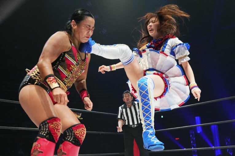 ジャンピングキックを里村明衣子に叩き込む荒井優希。3月16日、大田区総合体育館 ／ photograph by Essei Hara