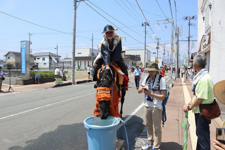 水分補給をするナイトアンジェロと蒔田保夫さん