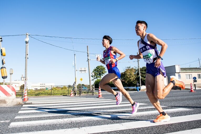 2区の創価大・葛西潤は駒澤大のスーパールーキー佐藤圭汰に1秒差で競り勝ち、区間賞に ©Nanae Suzuki