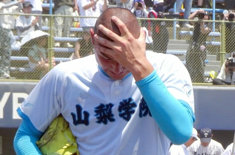 【波乱の山梨大会】今夏、県大会で敗れ甲子園出場を逃した山梨学院。写真はうなだれる菰田陽生　©Sankei Shimbun