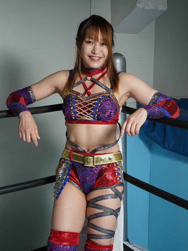 「家出して3カ月の漫喫暮らし」「枕をしたら仕事をやるよ」壮絶な過去を超えてスターダムの朱里が亡き母に誓う“赤いベルト”の夢(2)