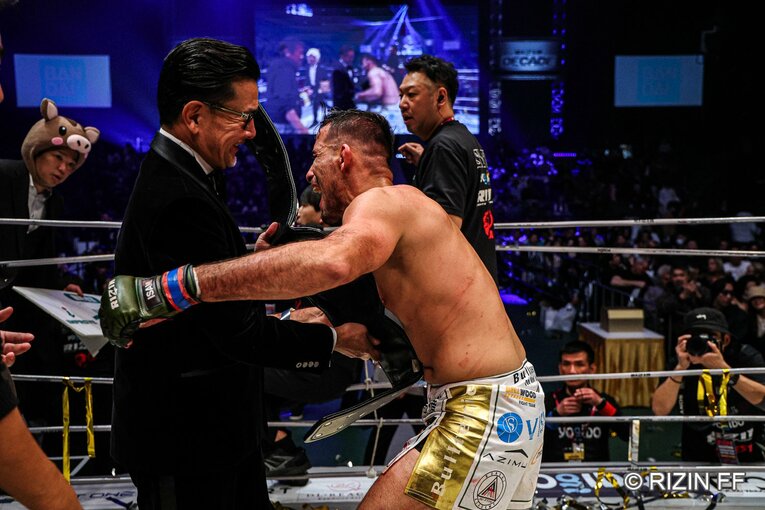 クレベル・コイケにベルトを手渡す榊原信行CEO　©RIZIN FF