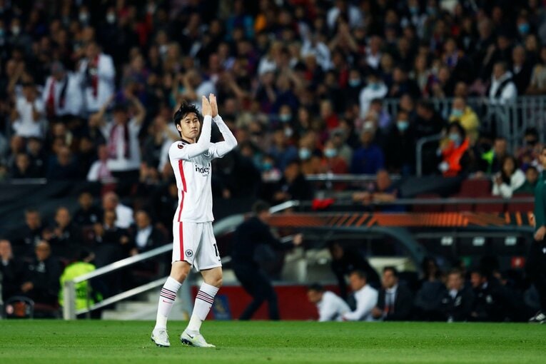 「初めて日本人がバルサのカンプノウで勝利」歴史的瞬間を撮った… 鎌田大地のアシストと献身に感動した理由〈長谷部誠も出場〉(42)