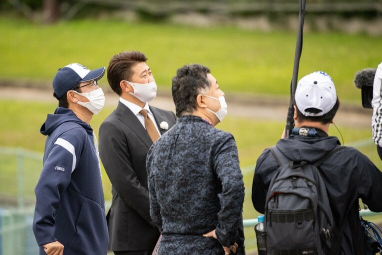 ヤクルトの沖縄キャンプを訪れた松坂大輔氏　©BUNGEISHUNJU