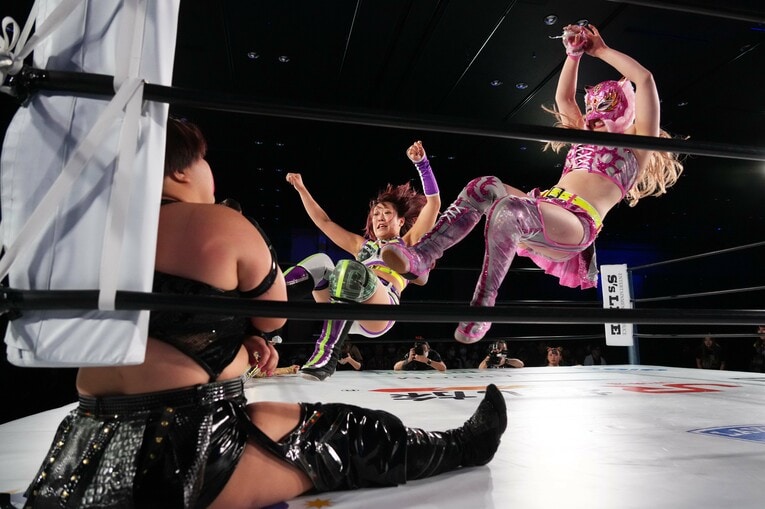 AZMとのドロップキックで刀羅ナツコを攻めるスターライト・キッド　©Essei Hara