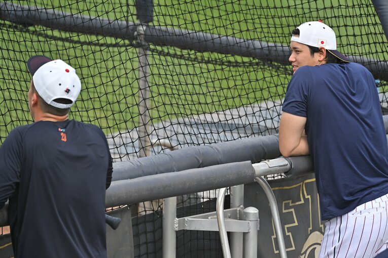 打撃練習を見守る大谷　©Naoya Sanuki