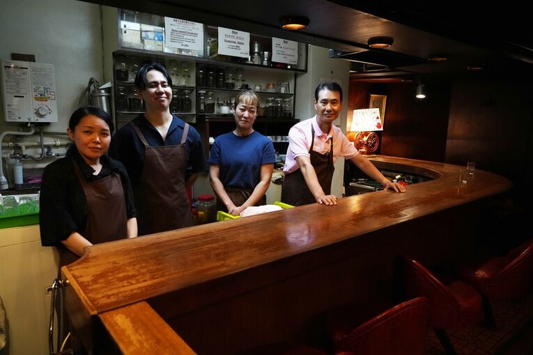 （右から）店主の林不二彦さん、妻の智美さん、スタッフの中西直人さんら　©Essei Hara