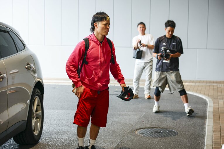 試合当日、険しい表情で会場入りする那須川天心　©Susumu Nagao