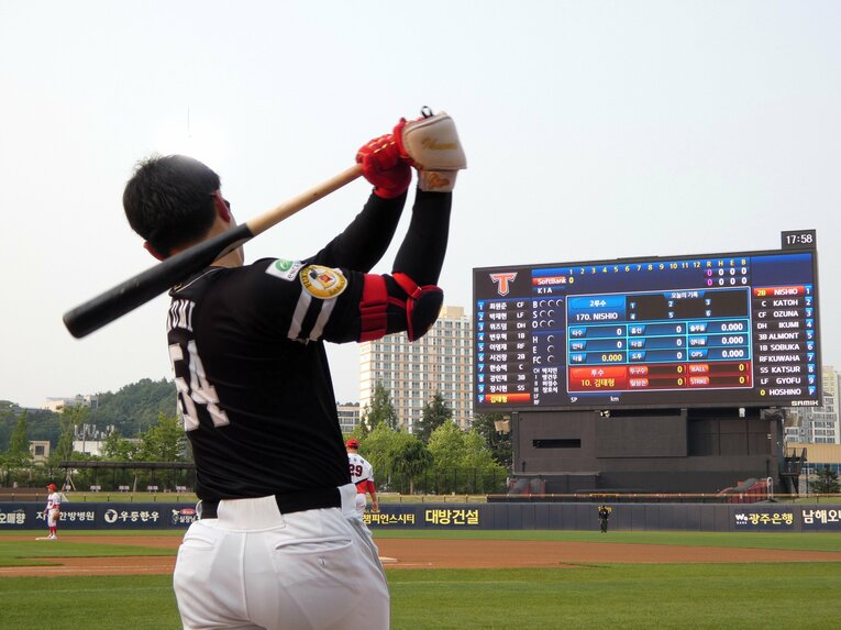 韓国語表記のスコアボードや球場看板