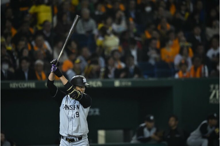 豪快なバッティングフォーム©Hideki Sugiyama