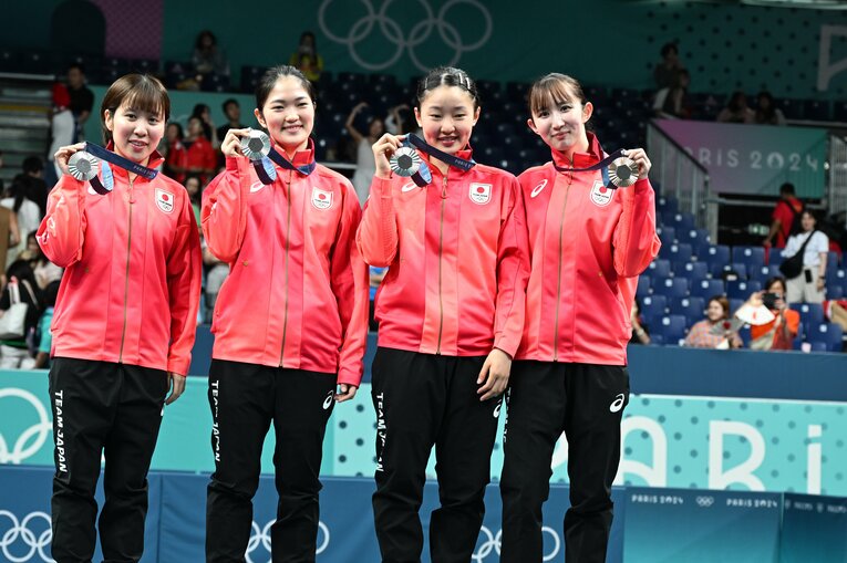 4人でメダルをかけて写真を　©Naoya Sanuki/JMPA