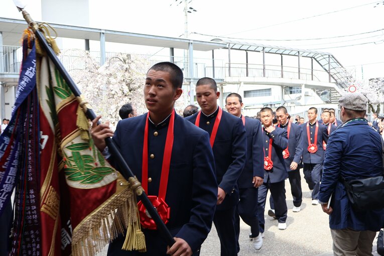 センバツ準優勝旗を手に母校に戻った報徳学園ナイン。主将・堀は悔しさも滲ませていた　©Fumi Sawai