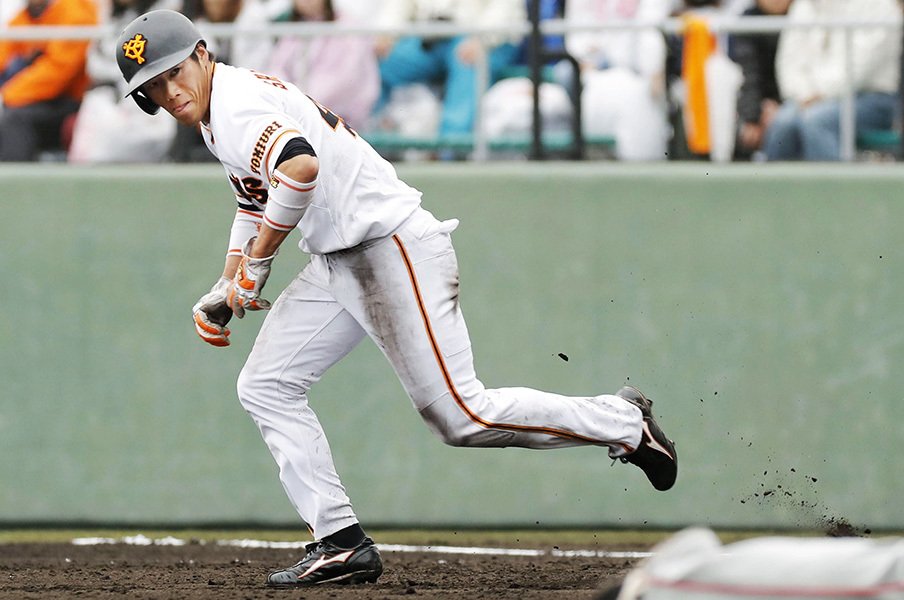 高橋・巨人、後半戦の鍵握る2番打者。山本泰寛と重信慎之介が競うが……。<Number Web> photograph by Kyodo News