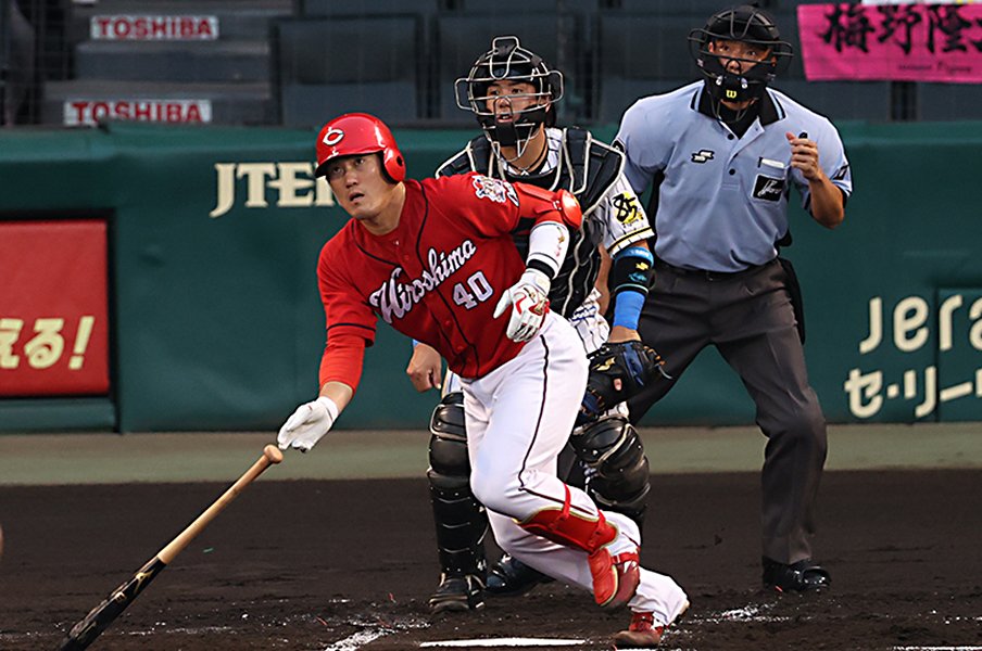 最下位低迷のカープでも淡々と。「控え捕手」を全うする磯村嘉孝。<Number Web> photograph by Kyodo News