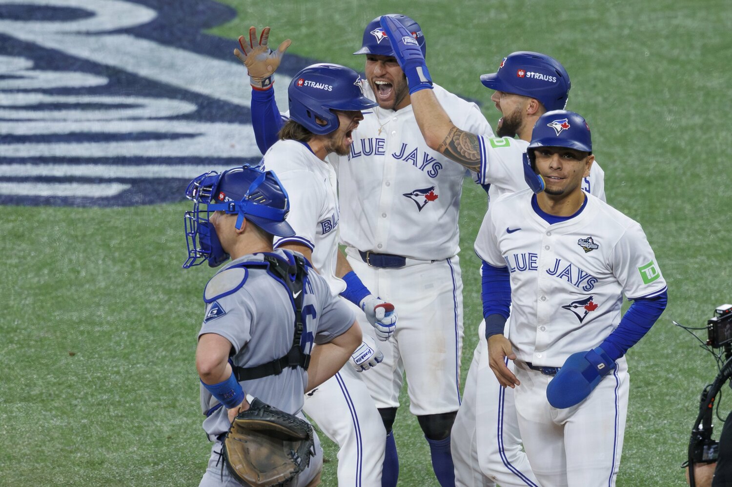 スプリンガー（中央）らを中心に結束していたブルージェイズ　©︎Gina Ferazzi / Los Angeles Times via Getty Images