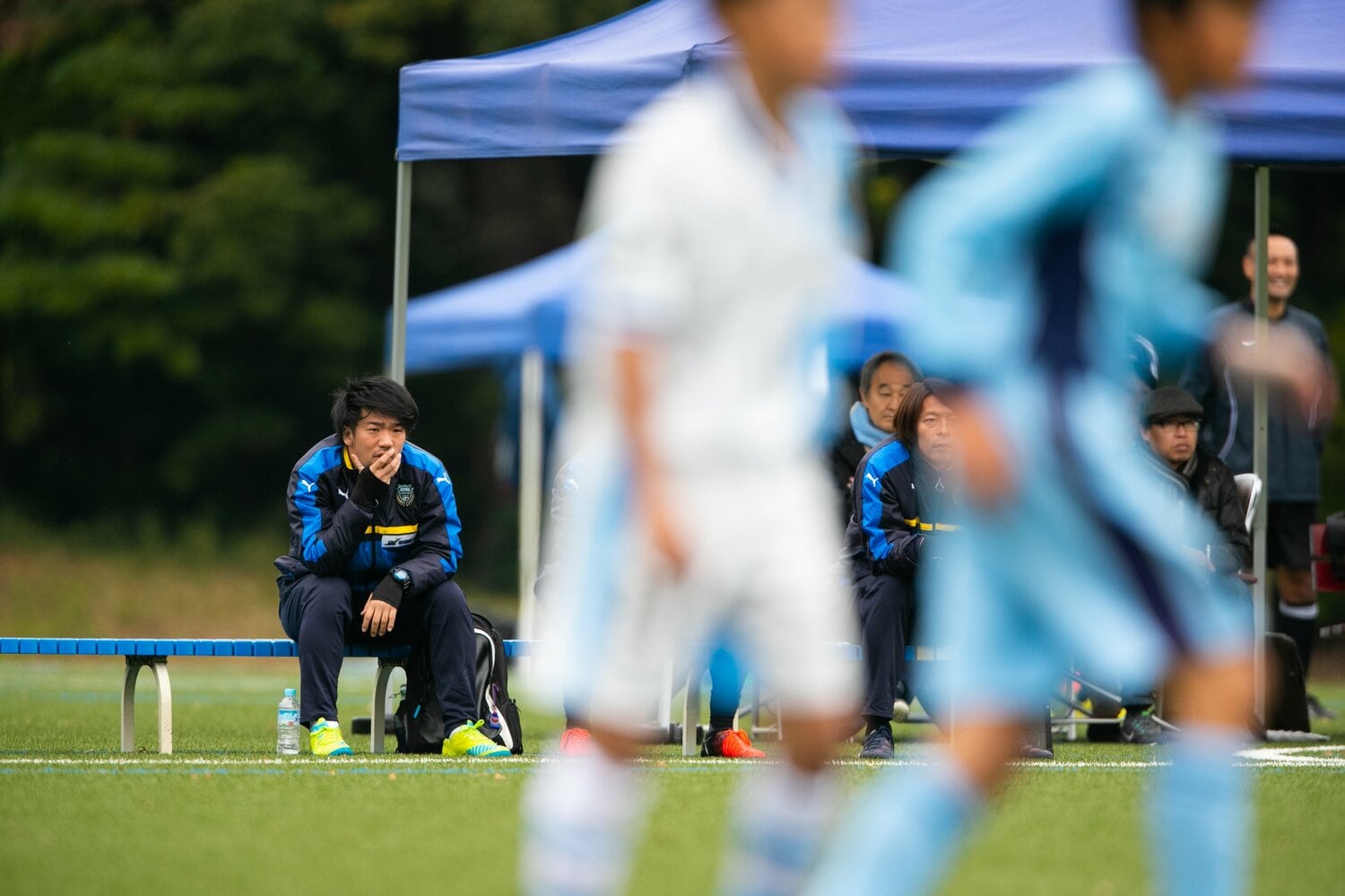 アカデミーのコーチとして真剣なまなざしでプレーを見つめる（2016年）　©KAWASAKI FRONTALE