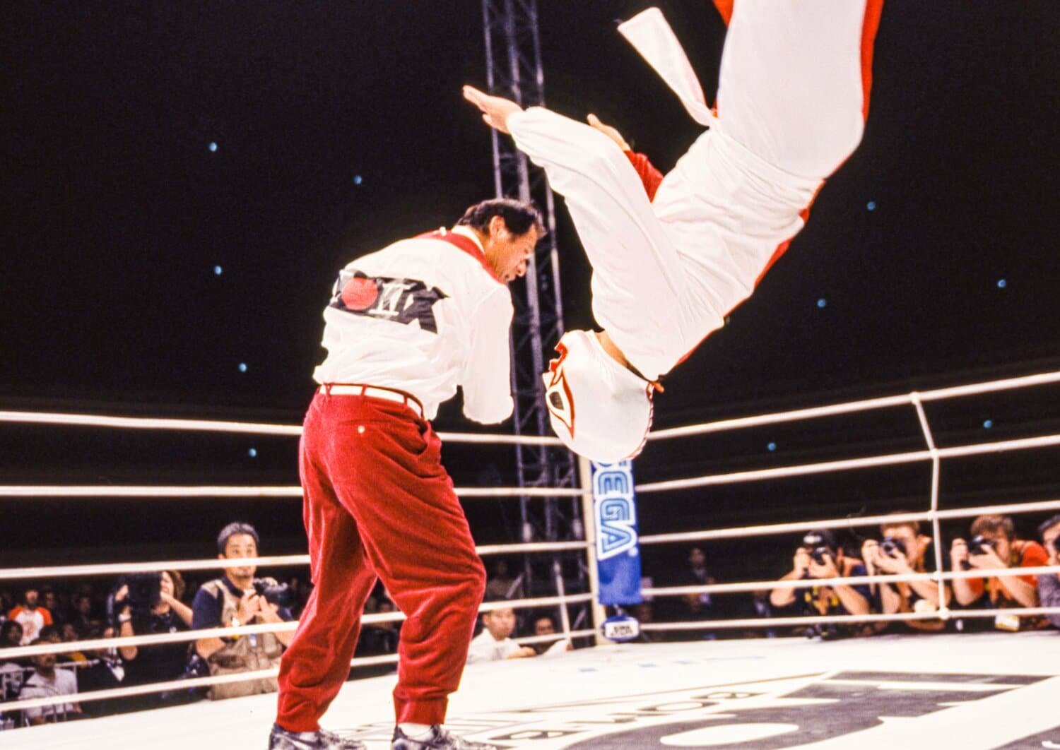 2001年『猪木祭り』でのアントニオ猪木と「紅白仮面」のエキシビジョン