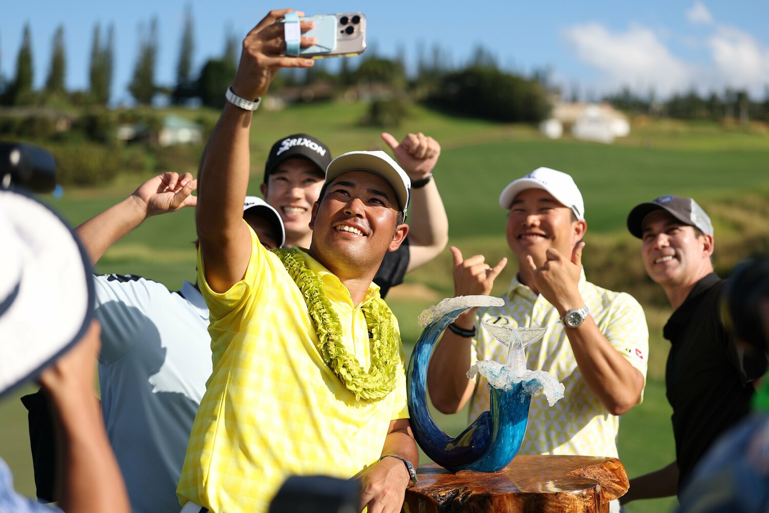 スタッフと記念撮影をする松山英樹　©︎Getty Images