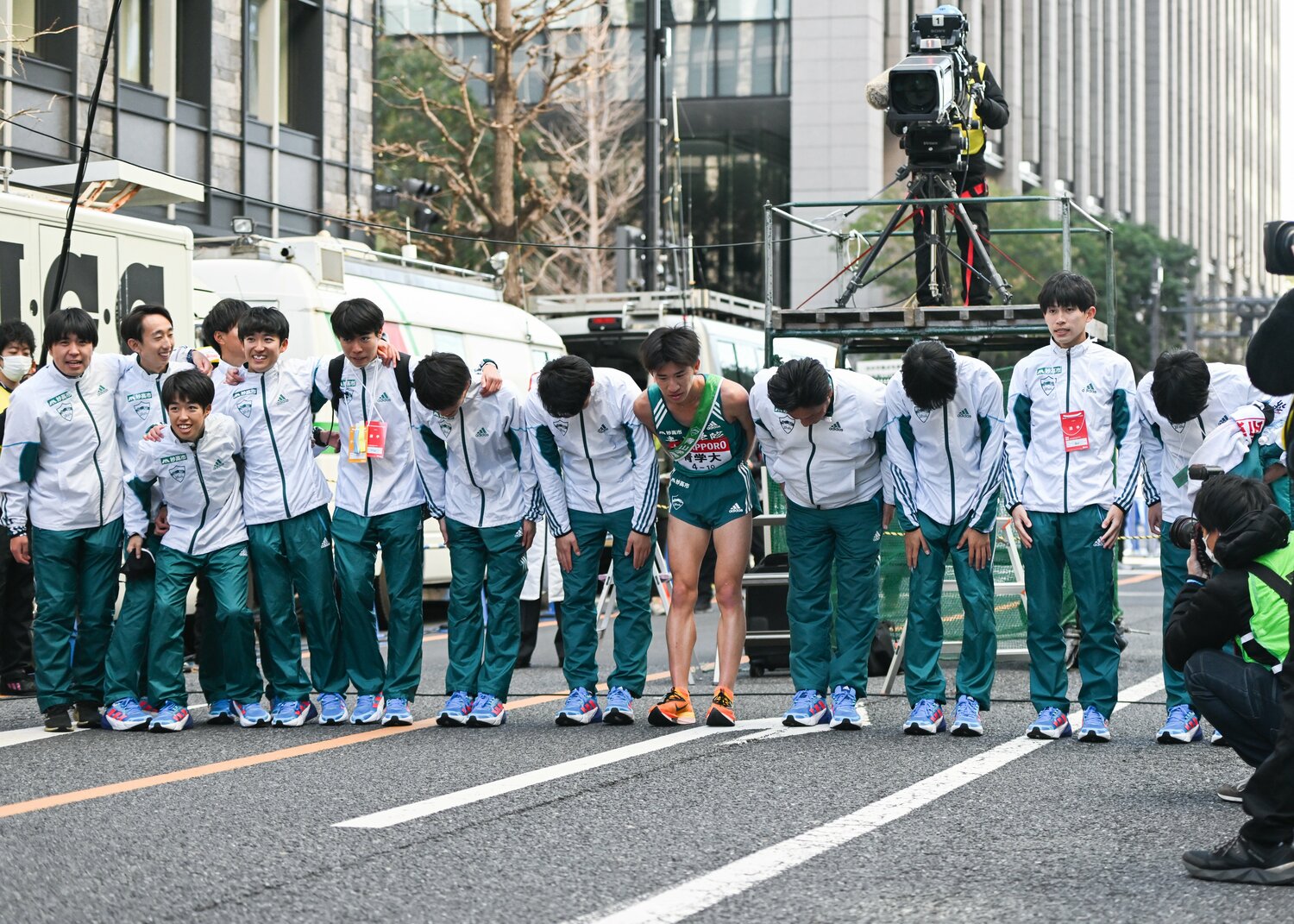 報道陣に挨拶する青山学院大学陸上部　©Nanae Suzuki