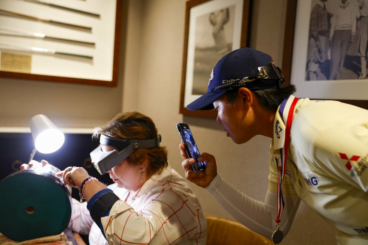 全米女子オープンの優勝カップに自らの名前が刻まれるところを撮影する笹生　©︎USGA/Chris Keane