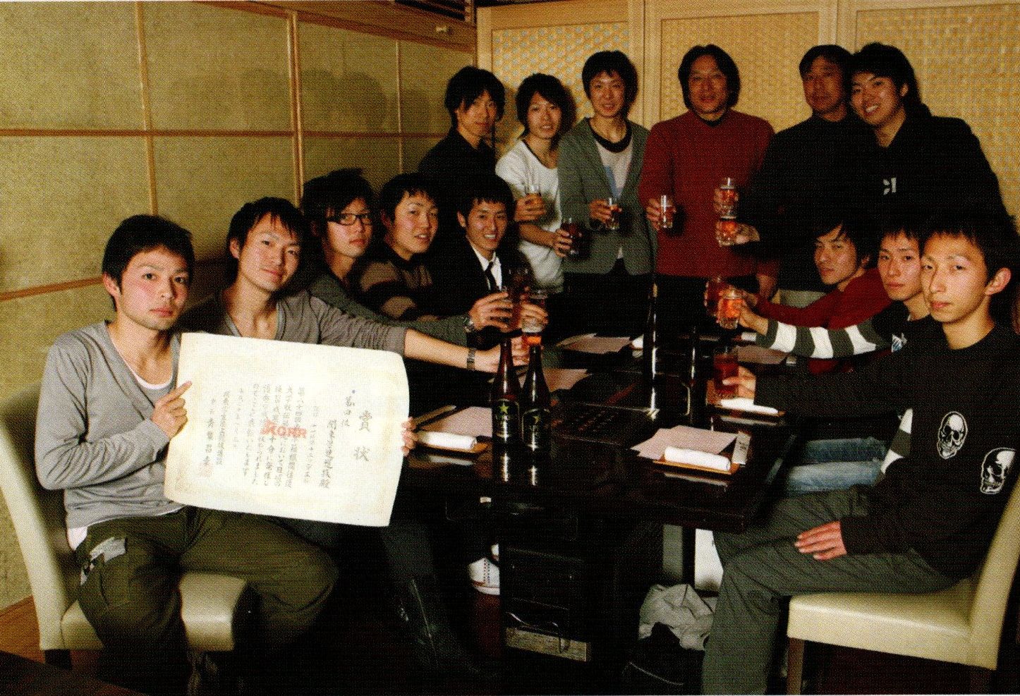 叙々苑での打ち上げの様子。リアル“俺たちの学連選抜”チームだった（佐藤雄治さん提供）