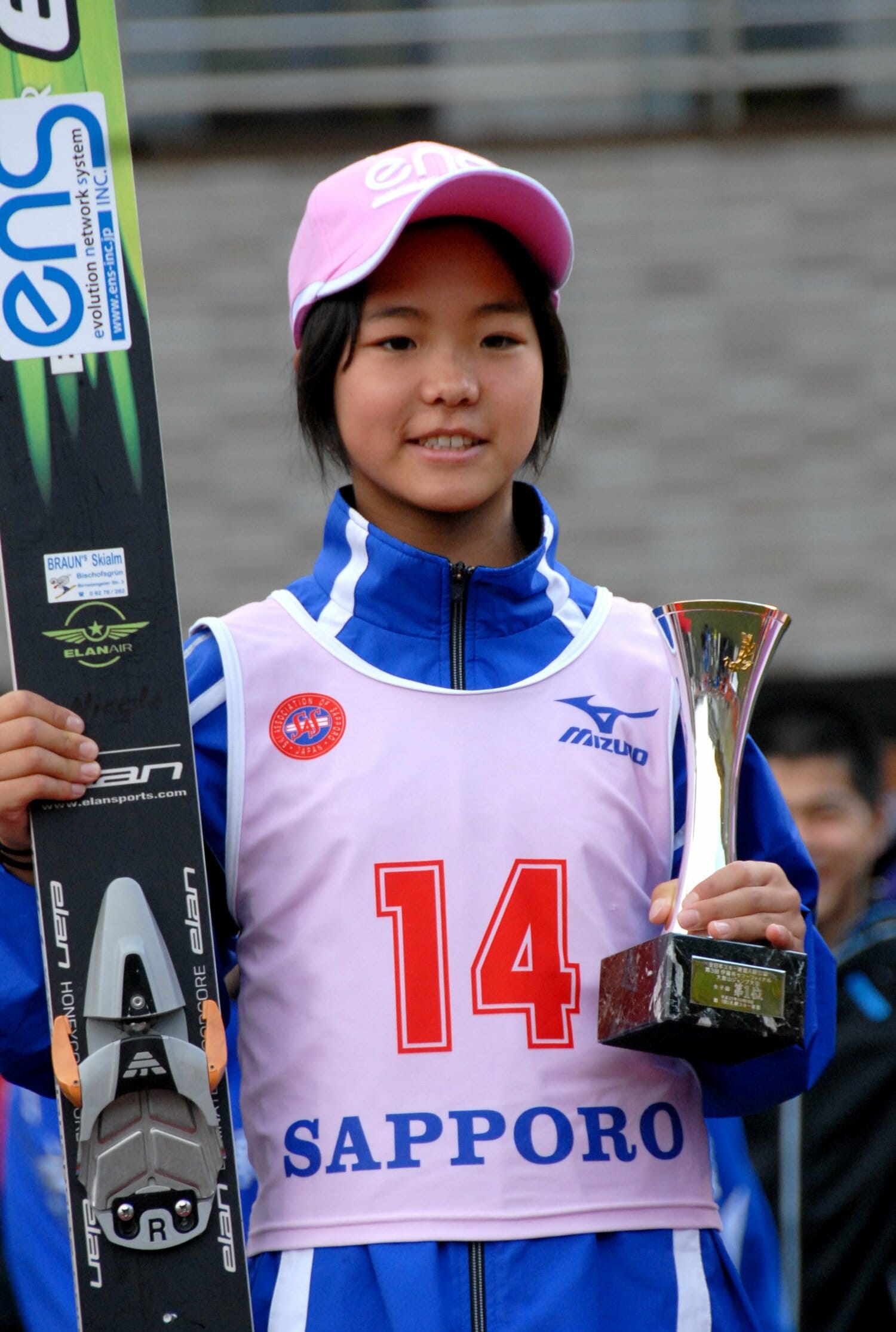 13歳の高梨。優勝した伊藤杯サマージャンプにて（2009年）　©AFLO