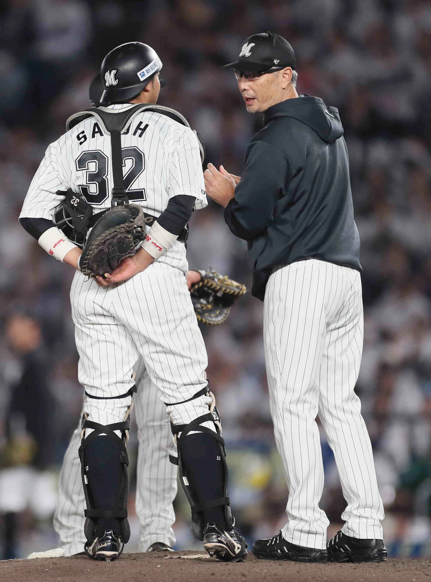 選手とのコミュニケーションを大切にする吉井監督(右) ©︎JIJI PRESS