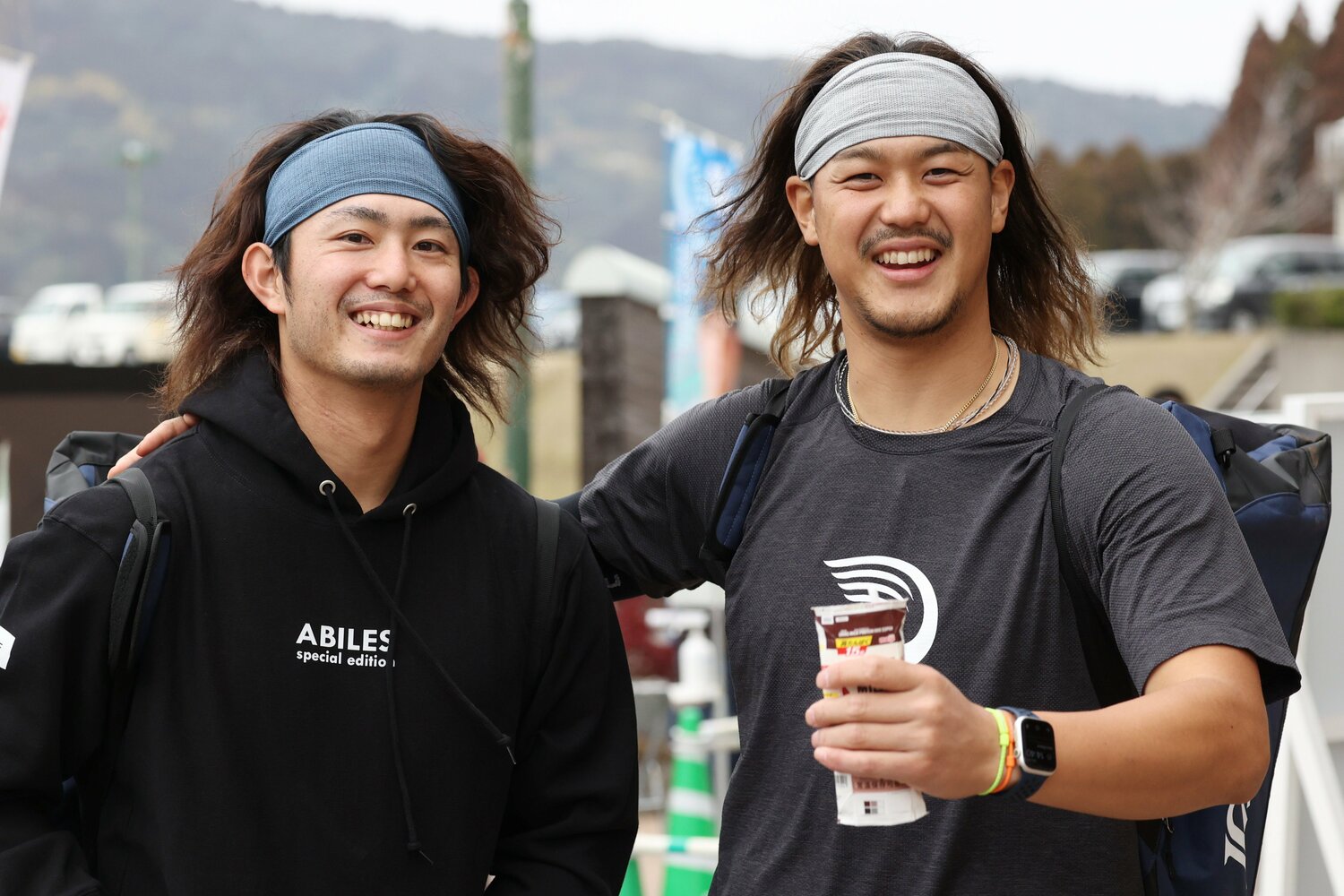 すっかり“ロングヘア”が定着してきた高橋光成（右）と今井達也（写真は今年2月のキャンプ時）©︎JIJI PRESS