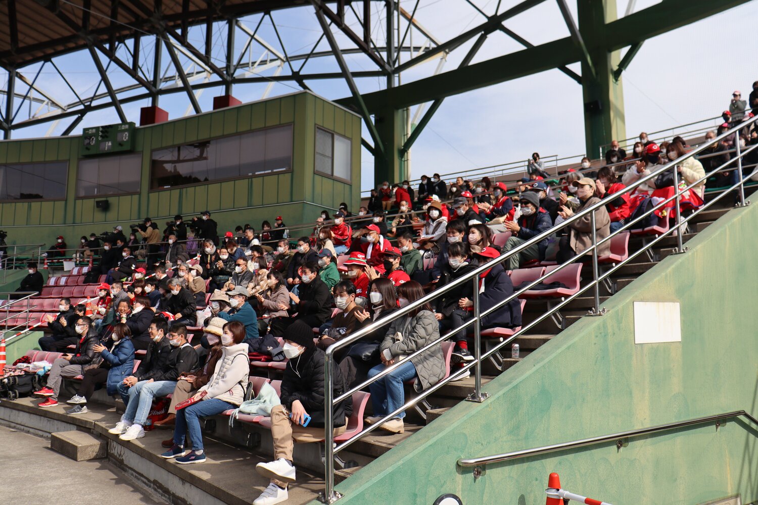 本塁打に拍手する客席 ©Kou Hiroo