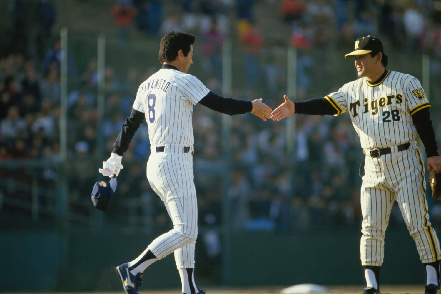 江夏豊と握手する山本浩二 ©Sports Graphic Number