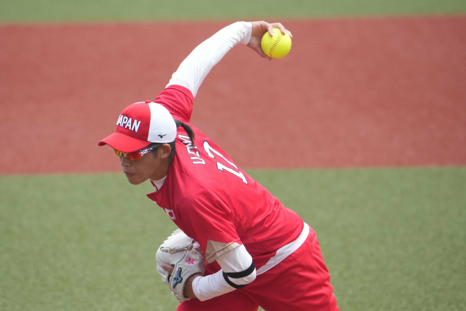 東京五輪で力投する上野 ©JMPA