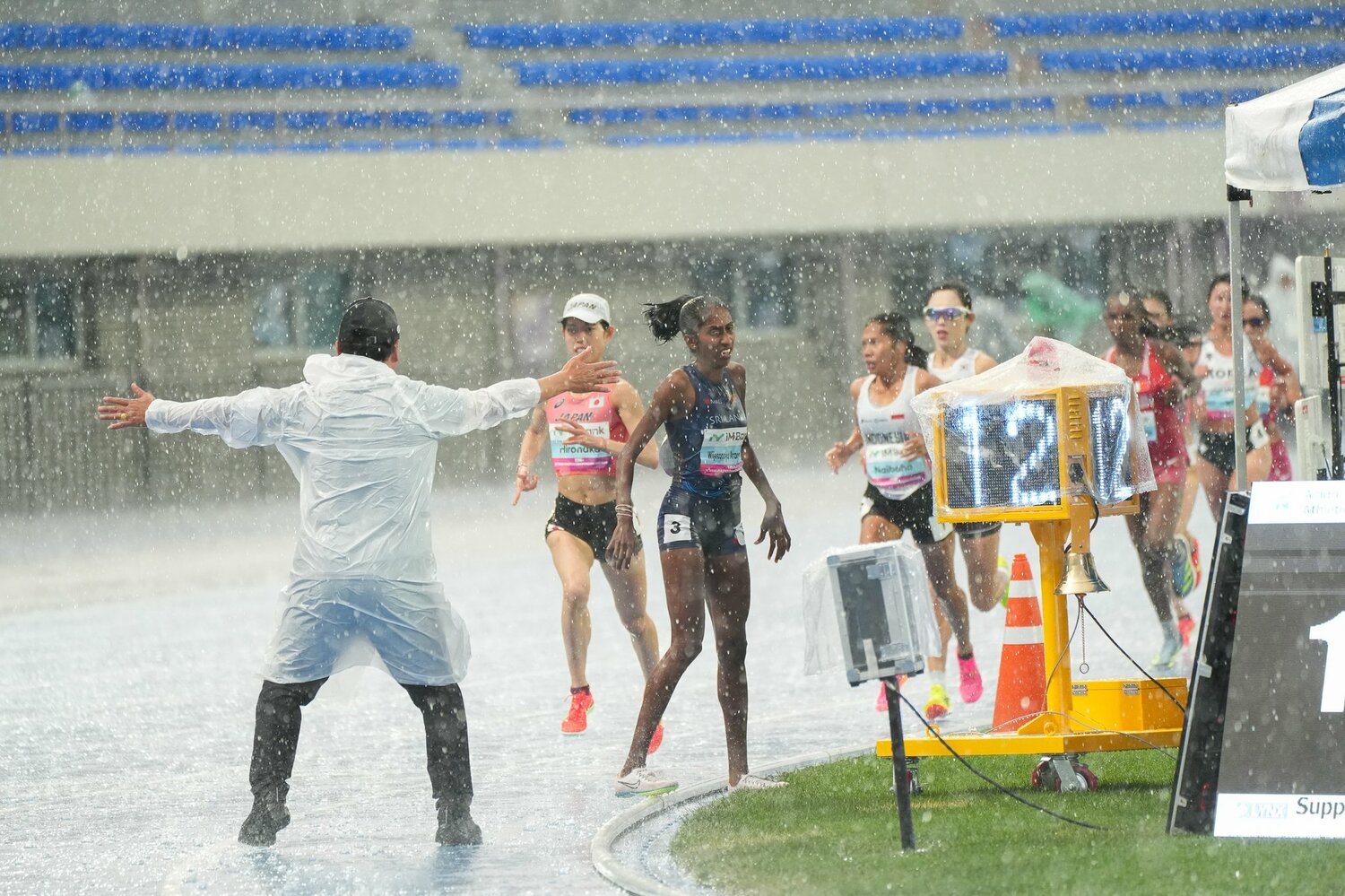 豪雨が強まる中、半分以上進んだレースを係員がストップ ©Satoshi Wada