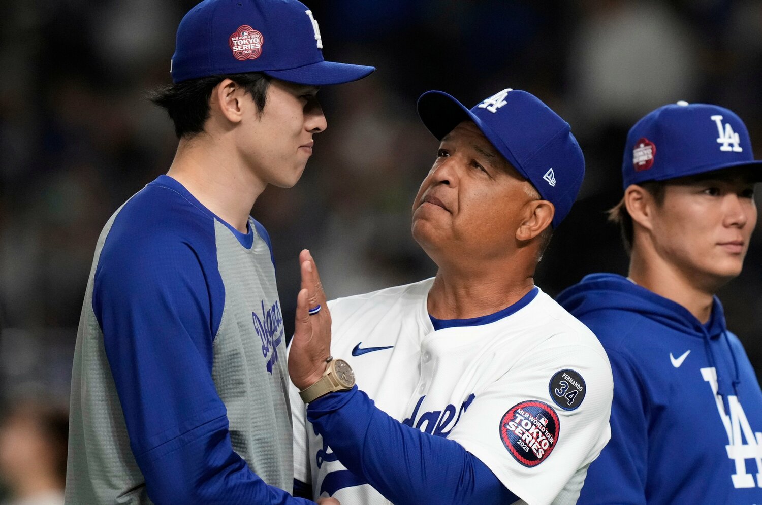 ロバーツ監督「ロウキは感情を出すようになった」なぜ佐々木朗希23歳の評価が“激変”した？ じつは“かなり辛口”だった指揮官と佐々木がハグするまで＜Number Web＞ photograph by AFLO