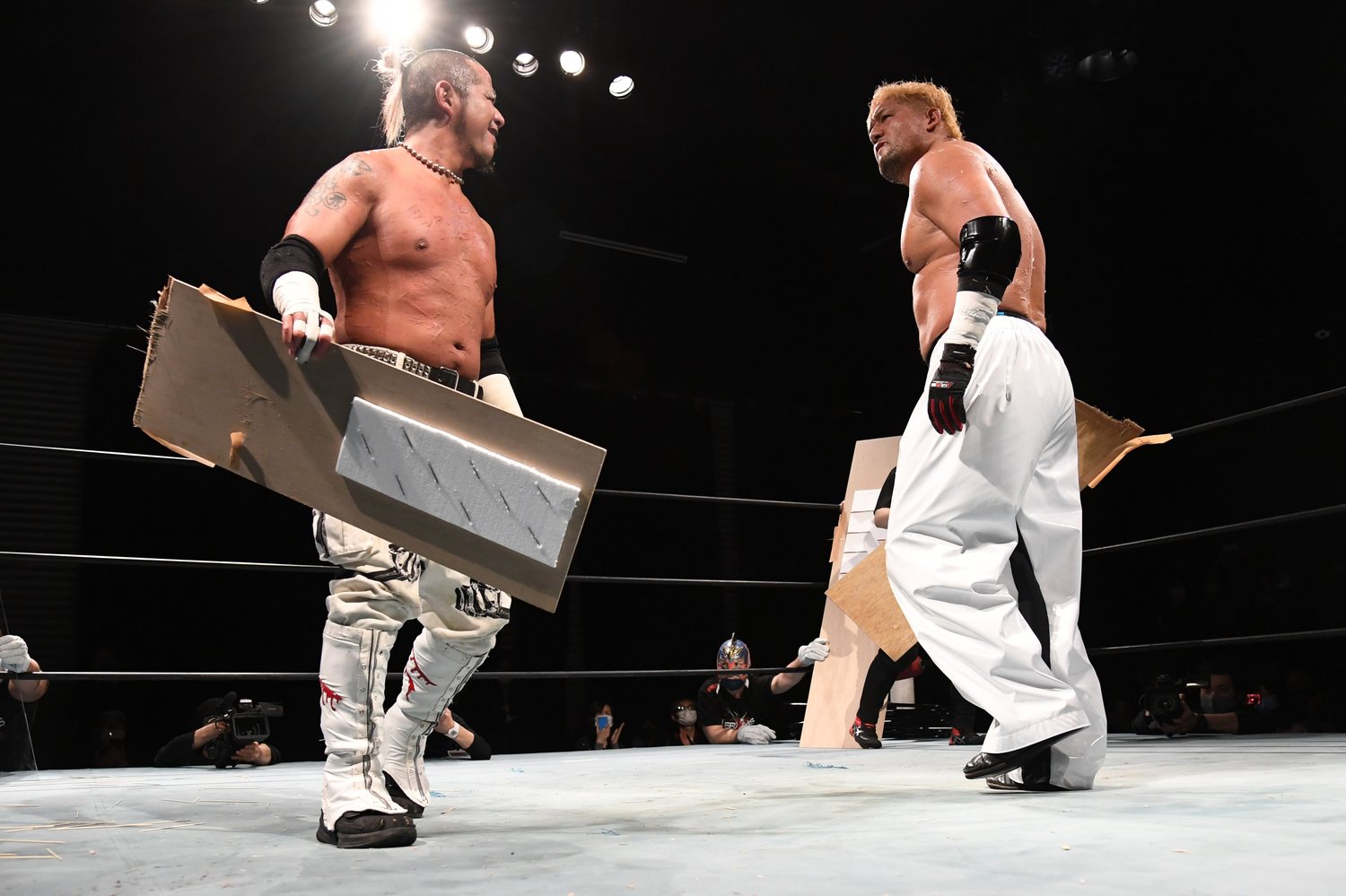 睨み合う葛西（左）と石川（写真をクリックすると「この記事の写真全24枚」にとびます。流血等の過激な写真を含みますので、ご注意ください）