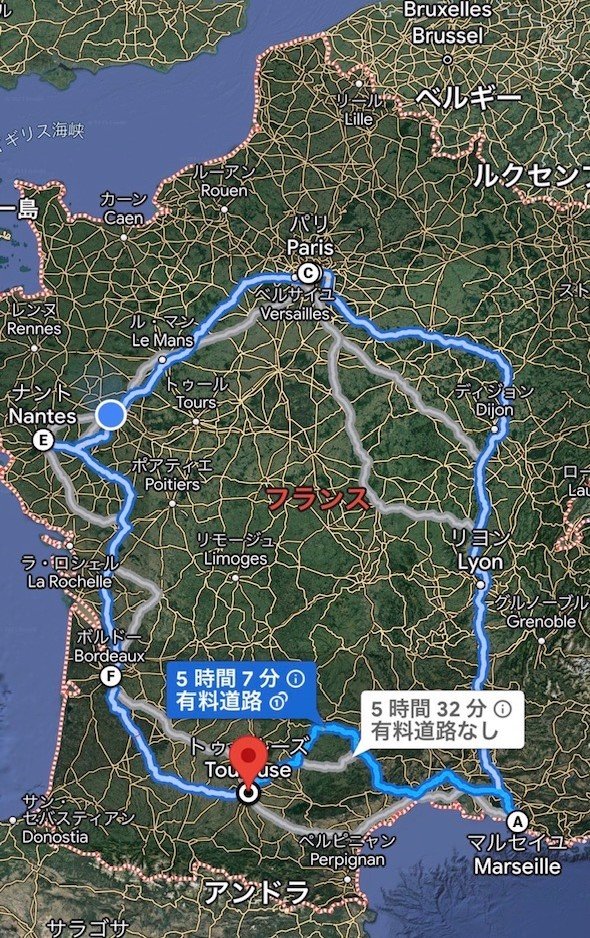 地図上の左上、青い丸がアンジェ。西に位置するナントから列車で45分ほどだ