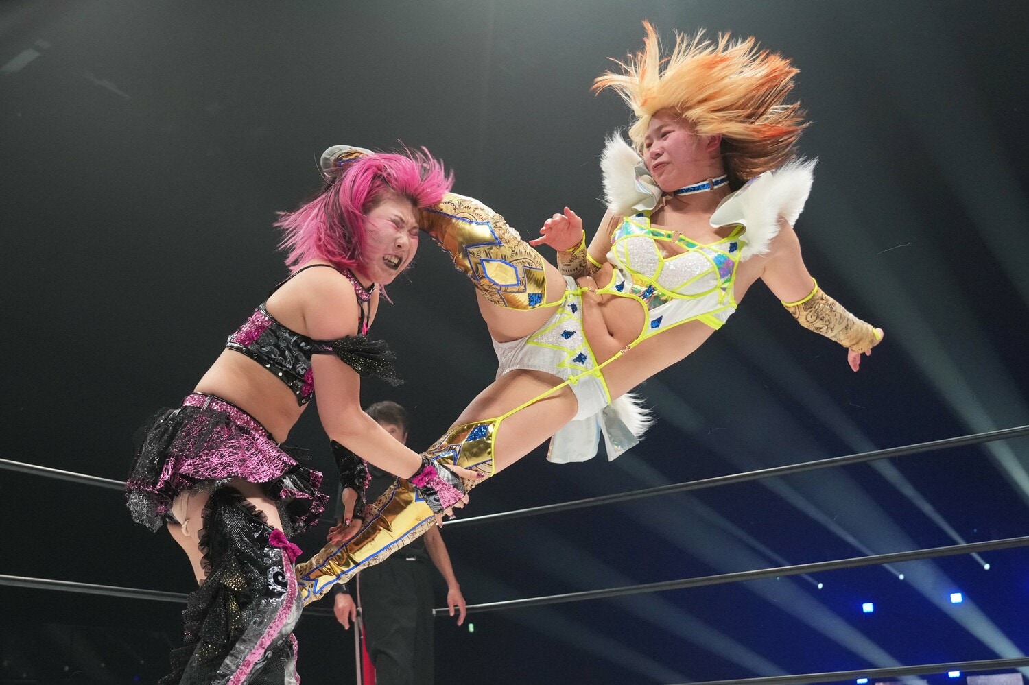 吏南に延髄斬りを見舞う羽南　©Essei Hara