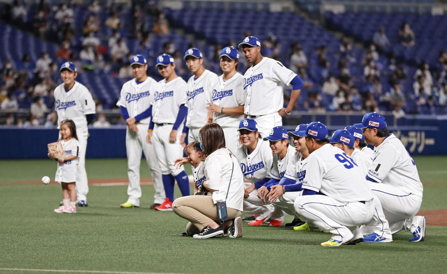 中日の選手に見守られながら始球式を務めた、木下さん長男の志厳ちゃん（中央左）と長女の叶望ちゃん（左端）