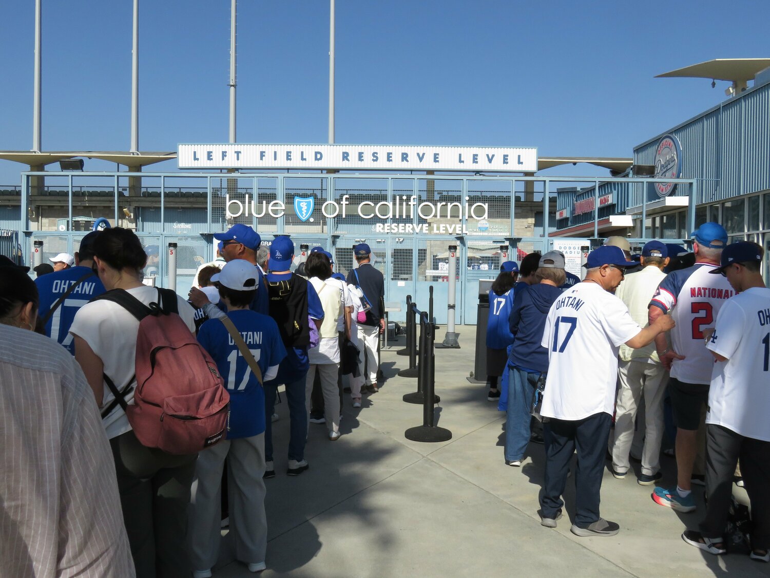 入場ゲート前の行列。左のリュックの女性も止められていた ©Kou Hiroo