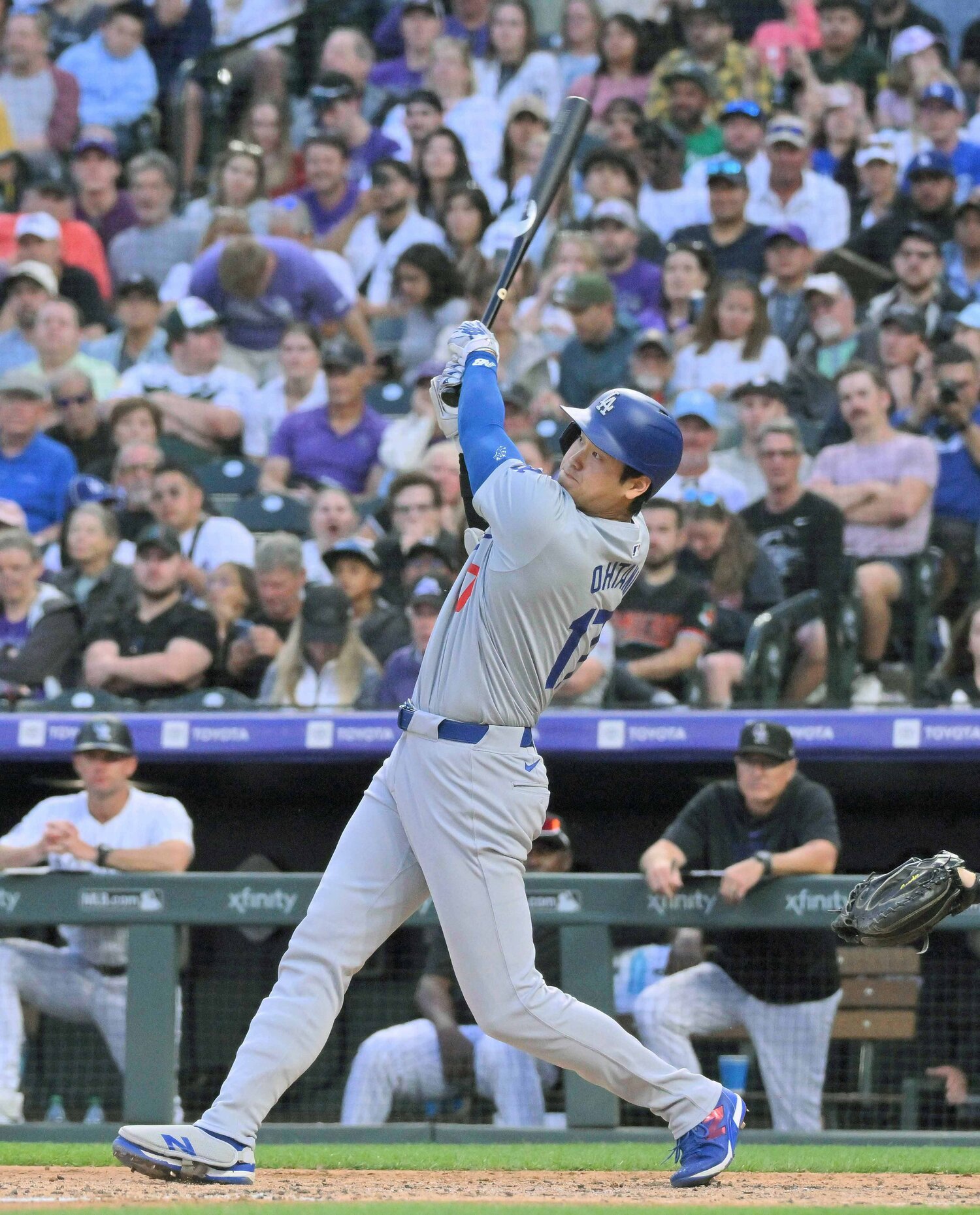 大谷の20号ソロ。インパクトの瞬間、ボウ然とする敵地ファンも　©JIJI PRESS