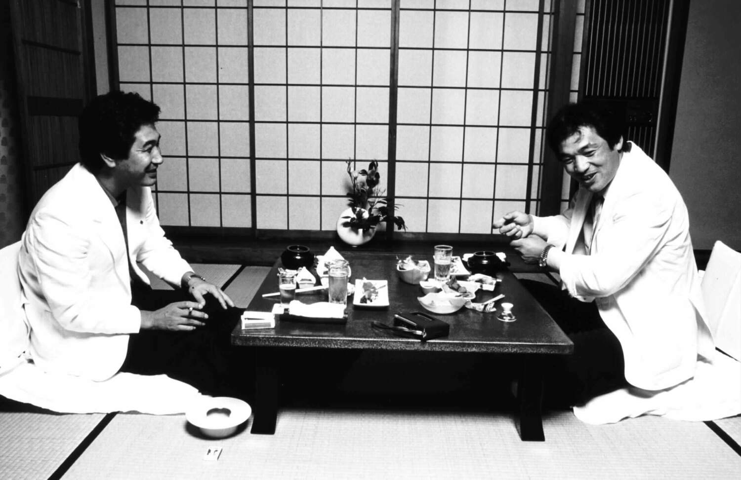 1985年、落合が中日に移籍する前年。雑誌「Number」の企画で対談する星野と落合 ©BUNGEISHUNJU