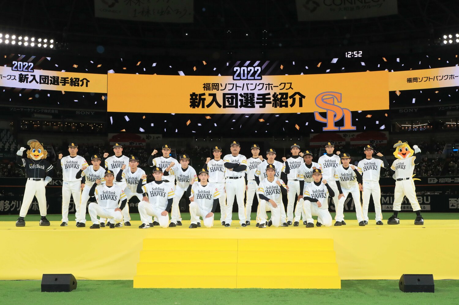 2022年に入団した選手たち。一番右の沖田慶介、藤本前監督の左前の風間ほか、このメンバーから計8人が自由契約になった ©Kotaro Tajiri