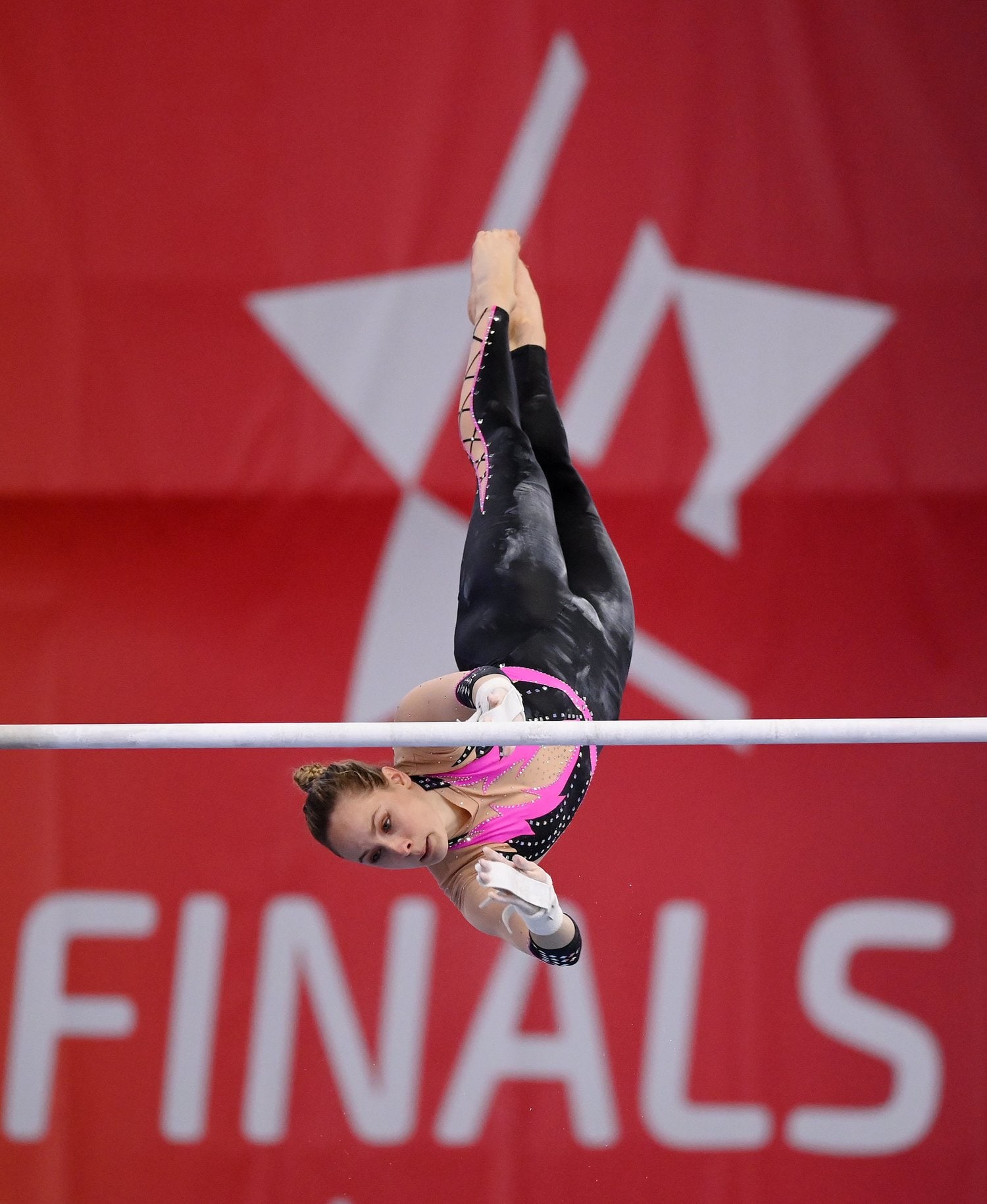 段違い平行棒で演技するユニタード姿のエリザベト・ザイツ選手　©Getty Images