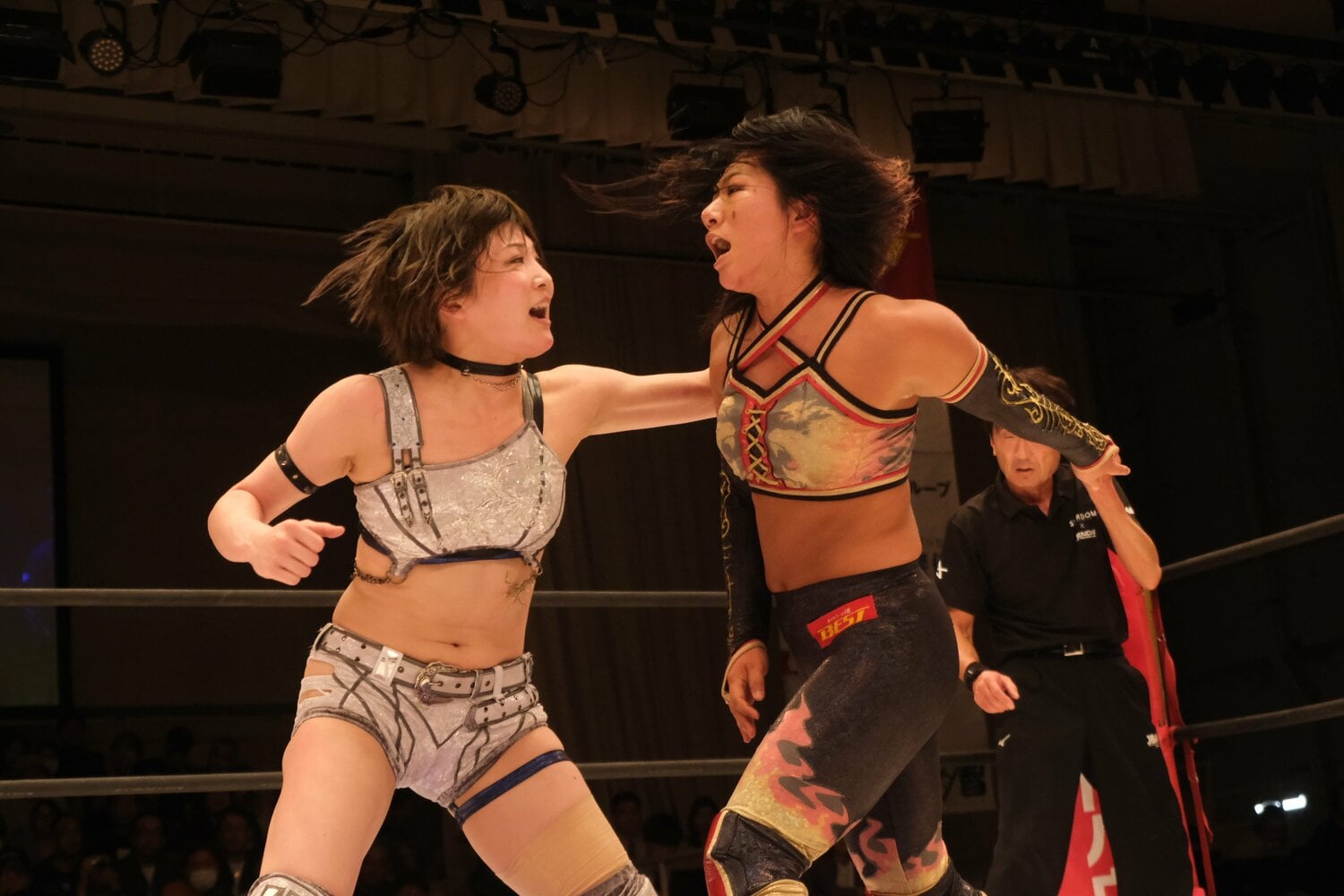 エルボーの打ち合いなど打撃戦も前回以上の激しさに