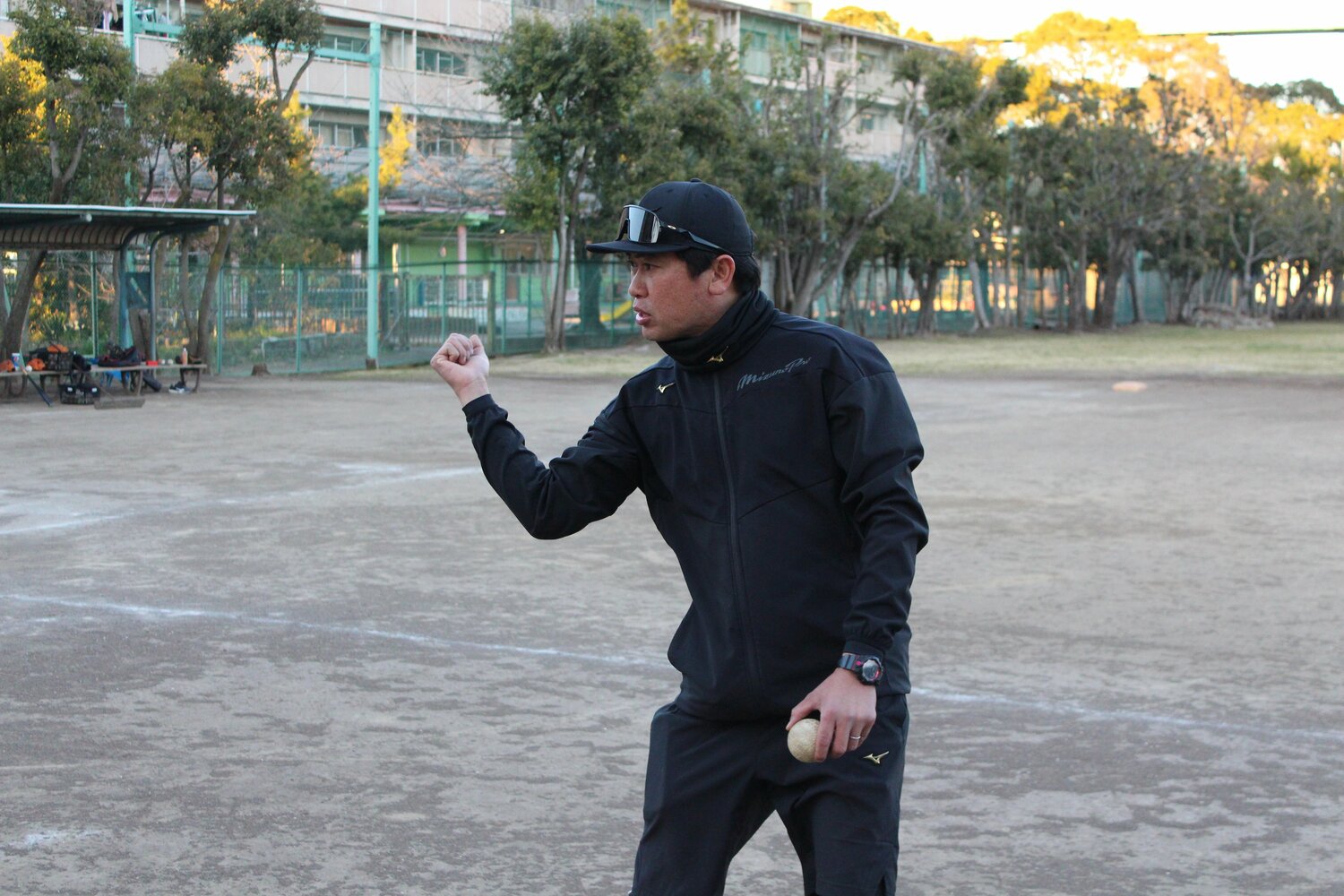 トスを上げながら、打撃を指導する和彦さん　©Katsuharu Uchida