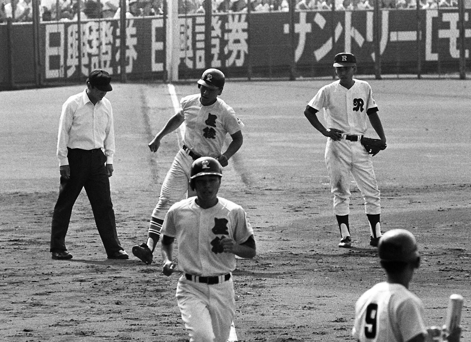 竜ヶ崎一-星稜。八回表星稜、松井秀喜(後方)が右中間にダメ押しの2ランを放ち、三塁を回る ©JIJI PRESS